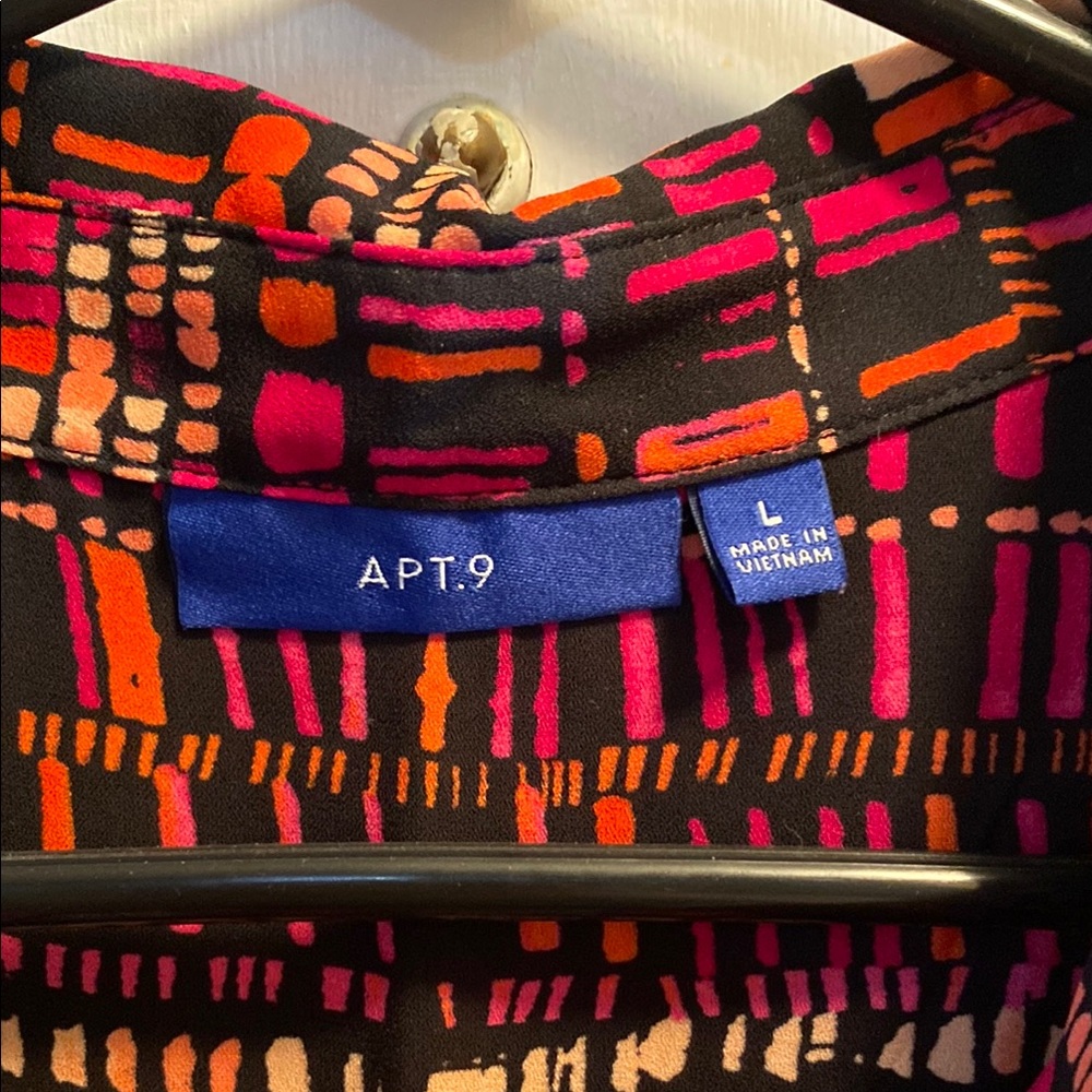 Sleeveless Multicolor Button-Up Top - Picture 2 of 6